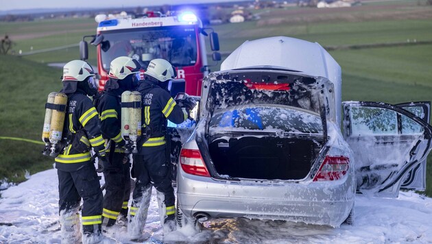 Die FF Handenberg löschte das Fahrzeug. (Bild: Pressefoto Scharinger © Daniel Scharinger)