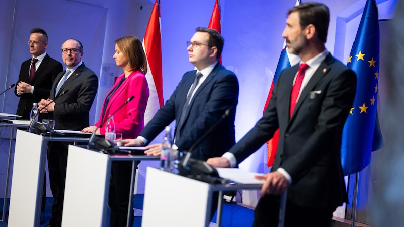 Péter Szijjártó (Ungarn), Alexander Schallenberg (Österreich), Tanja Fajon (Slowenien), Jan Lipavsky (Tschechien) und Juraj Blanar (Slowakei) bei einer Pressekonferenz im Rahmen des Treffens der Central-5 (Bild: APA/BMEIA/MICHAEL GRUBER)