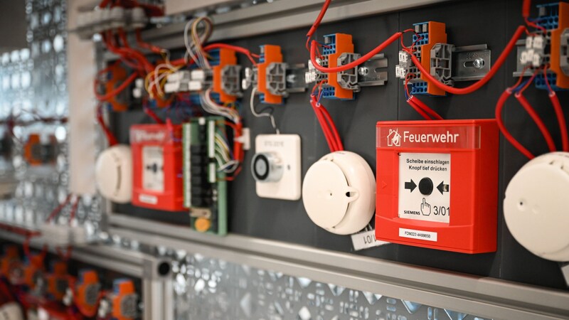 One of the training focuses: Fire alarm technology. (Bild: Markus Wenzel)