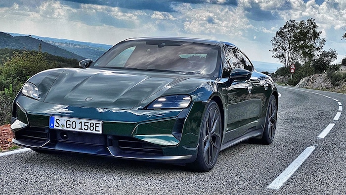 Der Porsche Taycan wurde optisch leicht überarbeitet und technisch stark verbessert.
