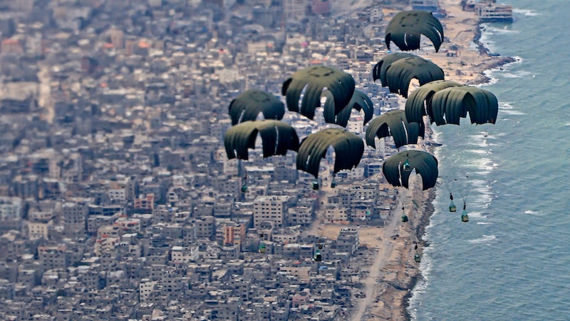 Ein vom britischen Verteidigungsministeriumaufgenommenes und veröffentlichtes Handout-Foto zeigt den Abwurf humanitärer Hilfe über Gaza. (Bild: APA/AFP/MOD/Leah JONES)