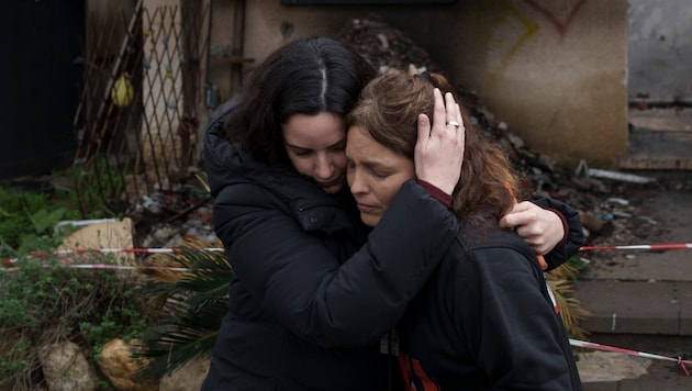 Amit Soussana (right) after her release in front of her destroyed house in Kibbutz Kfar Aza (Bild: Leo Correa / AP / picturedesk.com)