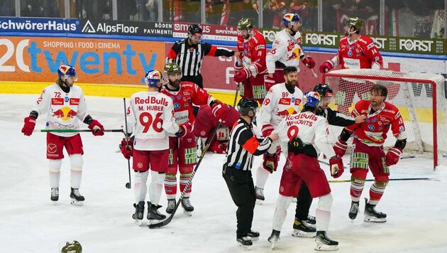 After a great scoring chance for the Eisbulls, the scraps flew in Bolzano shortly before the siren. (Bild: GEPA pictures/ Valentina Gallina)