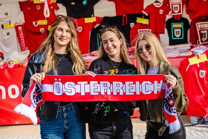 The fanshop girls