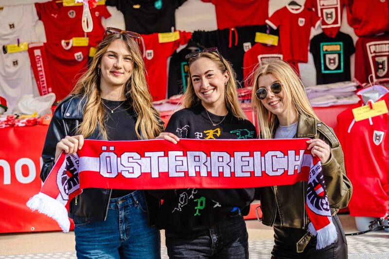 Die Fanshop-Mädels (Bild: Mario Urbantschitsch)