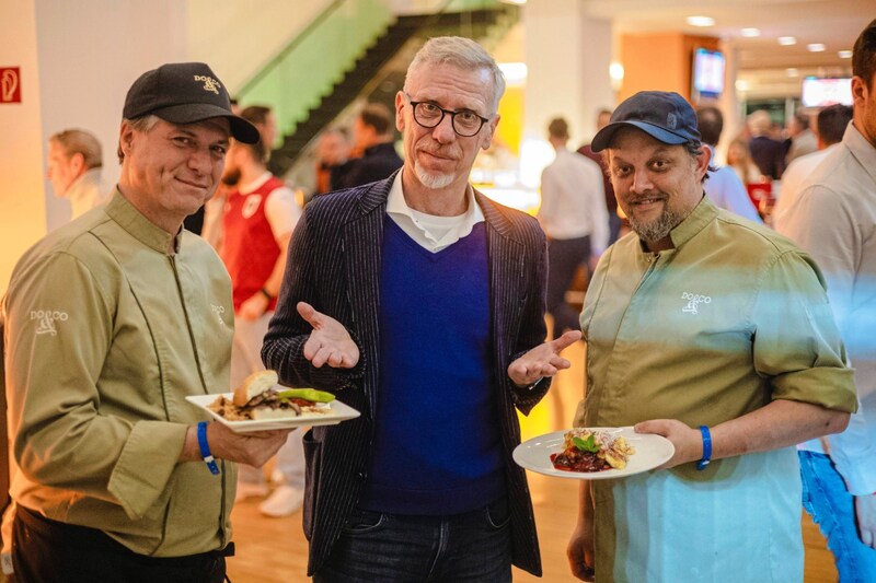 Peter Stöger hatte im VIP-Club die Wahl: Kebab oder Kaiserschmarrn. (Bild: Mario Urbantschitsch)