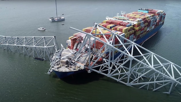 The Francis Scott Key Bridge collapsed onto a container ship after being rammed by it. (Bild: AFP)