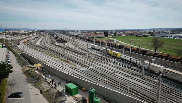 At the end of September, a freight train ran over at the shunting yard in Wels. The poison leaked into the ground and some local residents can no longer sleep peacefully. (Bild: Wenzel Markus)