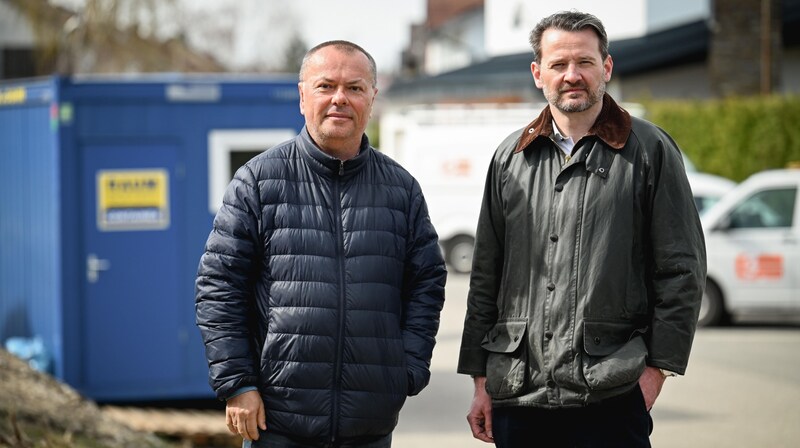 Das verunreinigte Grundwasser beschäftigt auch Bernhard Humer (l.) und Georg Parzmayr vom Magistrat. (Bild: Wenzel Markus)