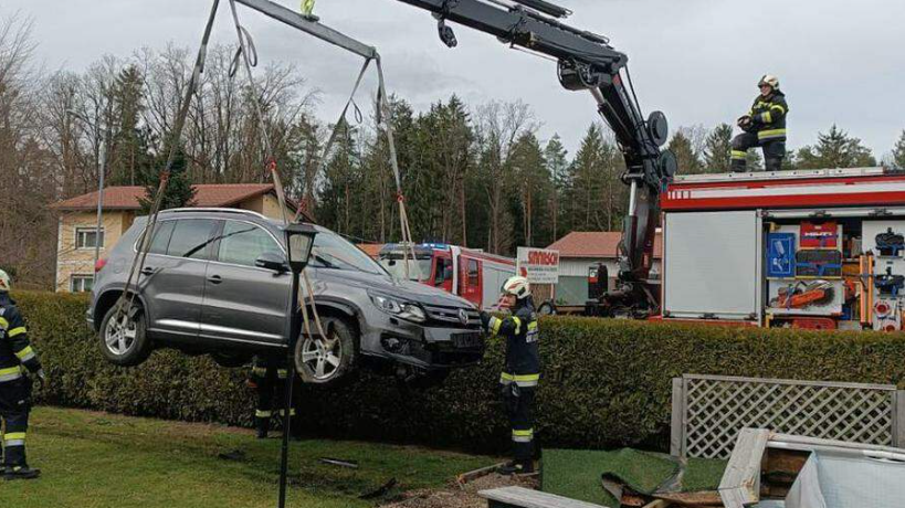 The car had to be lifted off the property with a crane. (Bild: Freiwillige Feuerwehr St. Peter im Sulmtal)