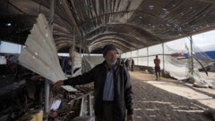 Ein Palästinenser im Flüchtlingscamp in Al-Mawasi nach einem israelischen Angriff Mitte März