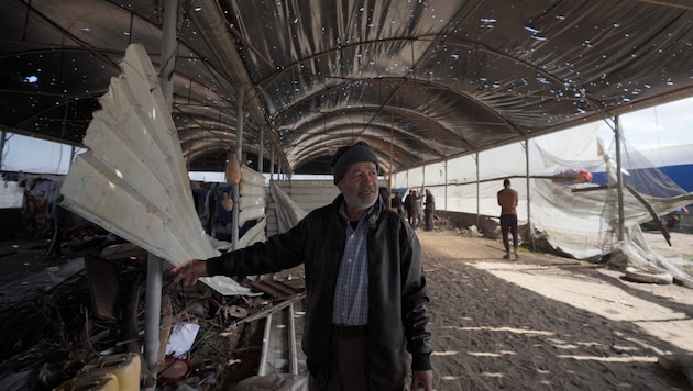 Mart ortasındaki İsrail saldırısının ardından Al-Mawasi'deki mülteci kampında bir Filistinli (Bild: AFP)