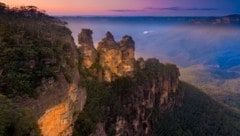 Der 19 Kilometer lange Wanderweg Grand Cliff Top Walk durch die riesige, zerklüftete Region der Blue Mountains soll Touristen anlocken. Besonders berühmt ist die Sandsteinformation der Three Sisters (im Bild).  (Bild: Andrii Slonchak, stock.adobe.com)