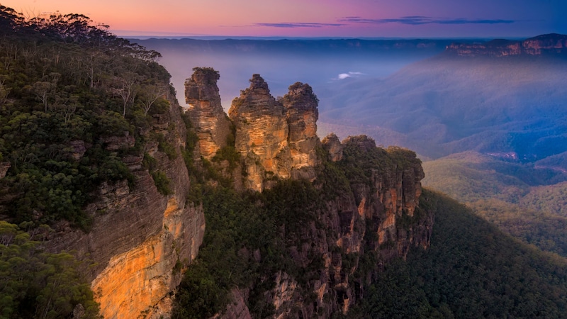 Der 19 Kilometer lange Wanderweg Grand Cliff Top Walk durch die riesige, zerklüftete Region der Blue Mountains soll Touristen anlocken. Besonders berühmt ist die Sandsteinformation der Three Sisters (im Bild). (Bild: Andrii Slonchak, stock.adobe.com)