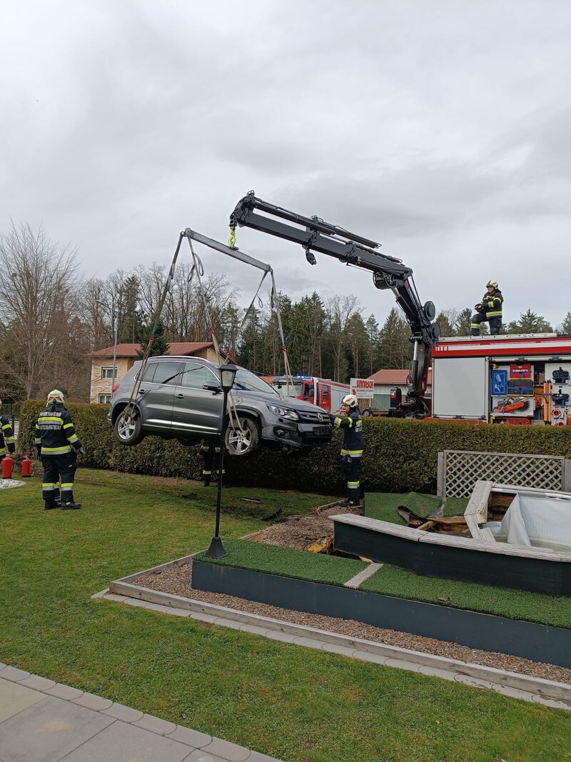 Der Abschleppwagen musste kommen. (Bild: Feuerwehr St. Peter im Sulmtal)