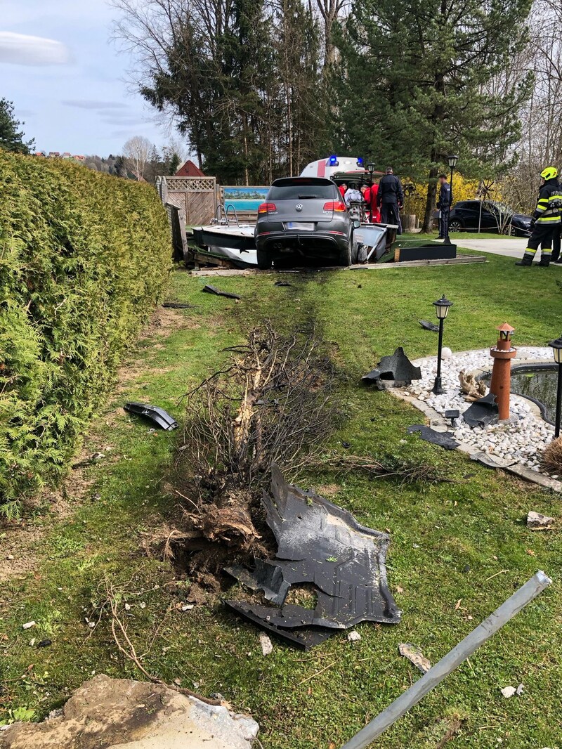 Erst im Pool kam das Auto zu stehen. (Bild: Feuerwehr St. Peter im Sulmtal)