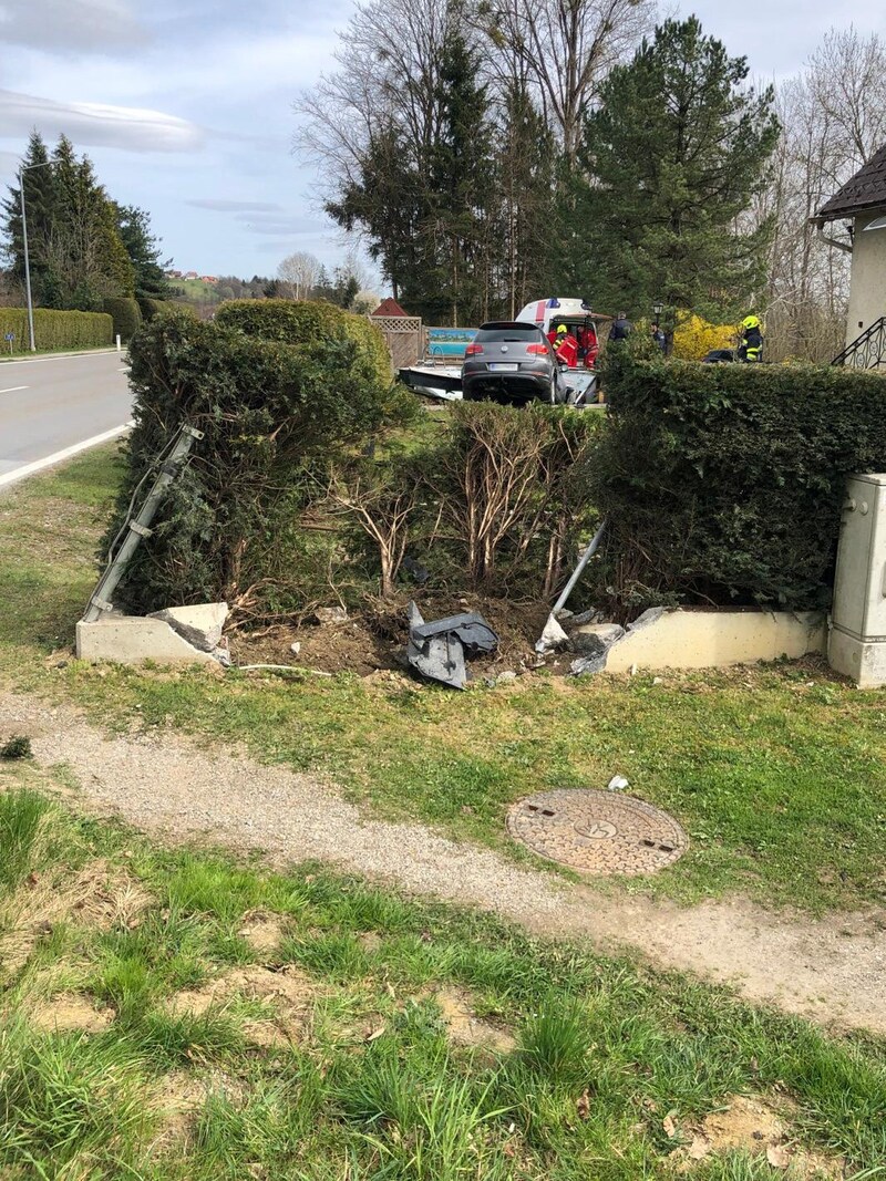 Das Auto krachte durch die Thujenhecke. (Bild: Feuerwehr St. Peter im Sulmtal)