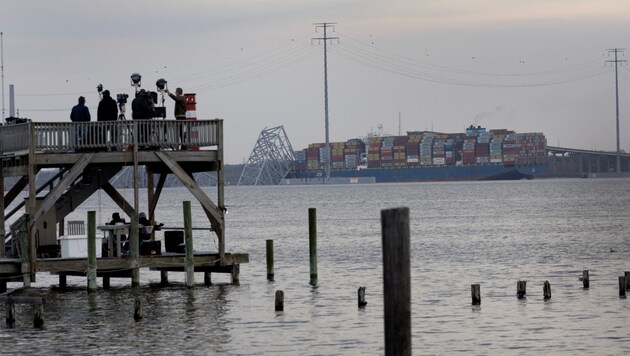 Baltimore'daki kazanın ardından kamera ekipleri köprüyü görüntülüyor. (Bild: 2024 Getty Images)
