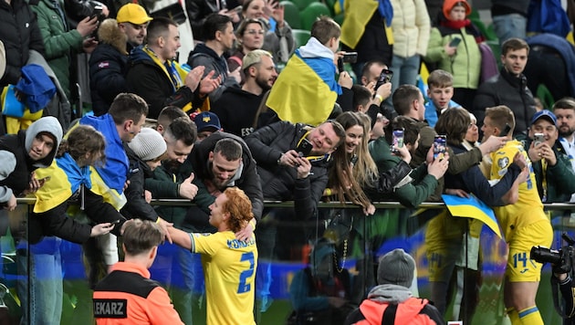 Die Ukraine feiert die Qualifikation für die Europameisterschaft in Deutschland. (Bild: APA/AFP/Sergei GAPON)