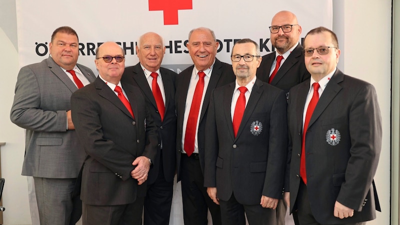 Siegfried Schrittwieser (center) and part of his "reform group": (from left) Michael Gruber (District Office Manager Fürstenfeld), Berthold Petutschnigg (emergency doctor), Otto Marl (former mayor of Bad Aussee and District Office Manager Liezen), Christian Rath (District Office Manager Feldbach), Roland Antal (District Office Manager Leibnitz) and Gerhard Reithofer (Deputy District Office Manager Bruck/Mur) (Bild: Christian Jauschowetz) Siegfried Schrittwieser (center) and part of his "reform group": (from left) Michael Gruber (District Office Manager Fürstenfeld), Berthold Petutschnigg (emergency doctor), Otto Marl (former mayor of Bad Aussee and District Office Manager Liezen), Christian Rath (District Office Manager Feldbach), Roland Antal (District Office Manager Leibnitz) and Gerhard Reithofer (Deputy District Office Manager Bruck/Mur) (Bild: Christian Jauschowetz)