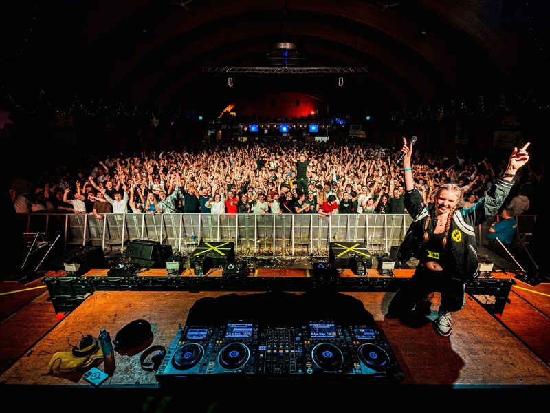 The Linz Brucknerhaus - presented by the "Krone" - promises an unforgettable night with 20 national and international electronic music acts at the Prisma Electric music festival.Cost: 69.90 euros Date: Friday, March 29, 6 p.m. Infolink: www.brucknerhaus.at (Bild: Lunax) The Linz Brucknerhaus - presented by the "Krone" - promises an unforgettable night with 20 national and international electronic music acts at the Prisma Electric music festival.Cost: 69.90 euros Date: Friday, March 29, 6 p.m. Infolink: www.brucknerhaus.at (Bild: Lunax)