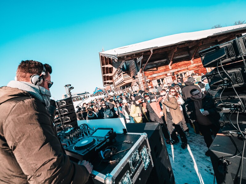 To celebrate the end of the season in style, the Bass Mountain Season Closing takes place on Kasberg. A special highlight alongside 15 other DJs: Mefjus.Cost: 49 euros Date: Easter Sunday, 31 March, gondola operation from 9 am to 6.30 pm Infolink: www.bassmountain.at (Bild: CREDO) To celebrate the end of the season in style, the Bass Mountain Season Closing takes place on Kasberg. A special highlight alongside 15 other DJs: Mefjus.Cost: 49 euros Date: Easter Sunday, 31 March, gondola operation from 9 am to 6.30 pm Infolink: www.bassmountain.at (Bild: CREDO)