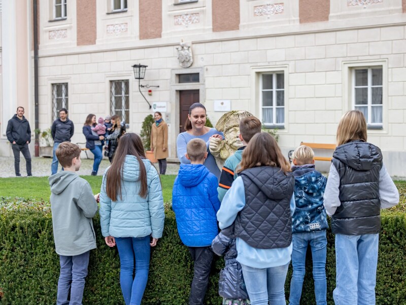 An adventurous and exciting search for clues is undertaken together through the old town of Styria. Suitable for 6 to 14-year-olds accompanied by an adult. Registration possible until 12 noon on the day of the tour: 0 72 52/53 2 29. Date: Saturday, March 30, 2 p.m. Infolink: www.steyr-nationalpark.at (Bild: der BOTAGraph) An adventurous and exciting search for clues is undertaken together through the old town of Styria. Suitable for 6 to 14-year-olds accompanied by an adult. Registration possible until 12 noon on the day of the tour: 0 72 52/53 2 29. Date: Saturday, March 30, 2 p.m. Infolink: www.steyr-nationalpark.at (Bild: der BOTAGraph)
