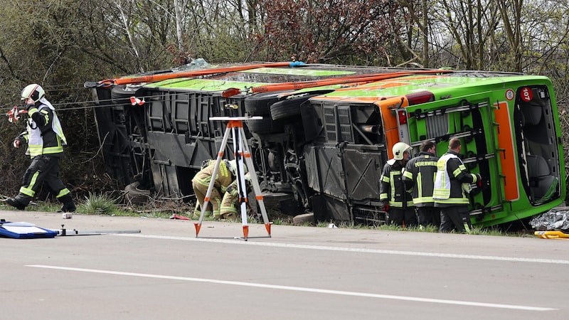 Die Fahrbahnen auf der A9 in Sachsen wurden komplett gesperrt, zahlreiche Rettungskräfte waren vor Ort. (Bild: APA/dpa/Jan Woitas)