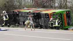 Die Fahrbahnen auf der A9 in Sachsen wurden komplett gesperrt, zahlreiche Rettungskräfte sind vor Ort. (Bild: APA/dpa/Jan Woitas)