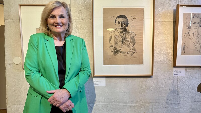 Kuratorin Elisabeth Nowak-Thaller vor einem Gurlitt-Porträt von Lovis Corinth in der Schau in Bad Aussee (Bild: Christoph Hartner)