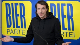 Kann Dominik Wlazny den Schwung aus dem Präsidentschaftswahlkampf auch ins Parlament mitnehmen? Am 30. April naht der große Stichtag.  (Bild: APA/ROLAND SCHLAGER)