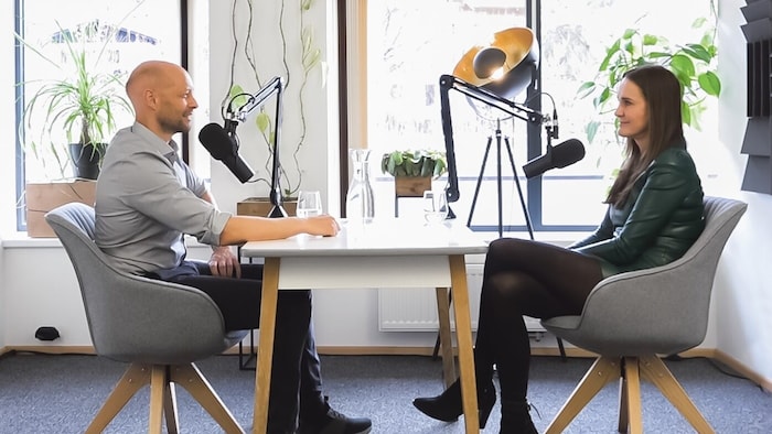 "Krone" hayvan köşesi patronu Maggie Entenfellner (sağda) de ödüllü podcast'e konuk oldu. Son bölümde Hannes Royer (solda) Rüdiger Schmidt'i stüdyoya davet ederek yapay zeka temelli teknolojinin olanakları hakkında konuşuyor. 