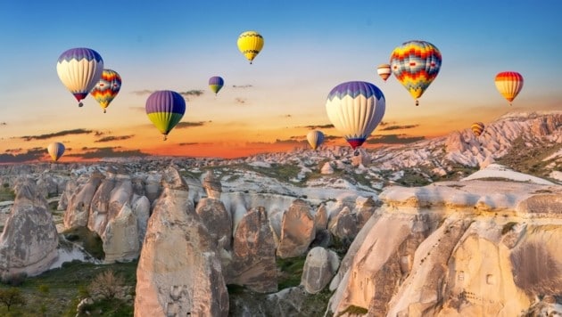 Für eine Heißluftballonfahrt muss man früh aufstehen. (Bild: Nataliia Vyshneva - stock.adobe.com)