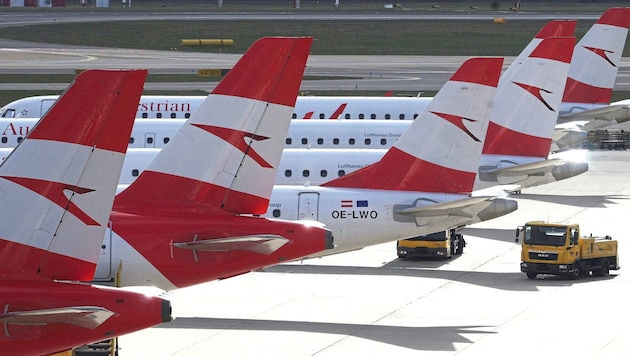 Az Austrian Airlines repülőgépeinek csütörtökön és pénteken a földön kell maradniuk. A személyzet sztrájkja több mint 400 járatot érint. (Bild: ROBERT JAEGER / APA / picturedesk.com)
