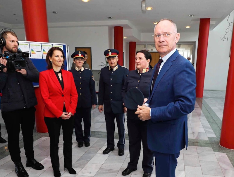 On a flying visit to Traiskirchen: Edtstadler and Karner focused on protection against violence during their visit to the police academy. (Bild: Reinhard Judt )