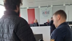 Der Pakistani (25) wurde aus der U-Haft vorgeführt. (Bild: HS, Krone KREATIV)