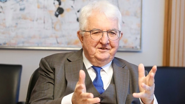 Robert Holzmann, Governor of the Austrian National Bank, talks in the "Krone" interview about when interest rates may fall again, whether "what happened at Signa" will have an impact on the financial markets and the new cash rules. (Bild: Reinhard Holl)
