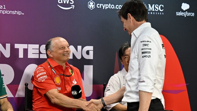 Frederic Vasseur (center) shakes hands with his friend Toto Wolff. (Bild: APA/AFP/Andrej ISAKOVIC)