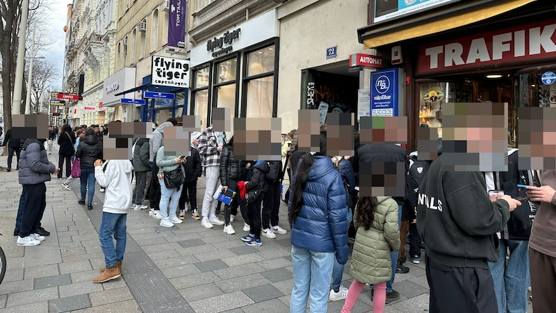 Vor der Trafik in der Wiener Mariahilfer Straße bildete sich eine lange Schlange. (Bild: Leserreporter, Krone KREATIV)