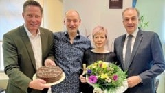 Landesrat Leonhard Schneemann und Bürgermeister Thomas Hoffmann gratulierten Friseurin Elke Plank und Ehemann Werner mit einer Torte und einem Blumenstrauß. (Bild: Büro Schneemann)