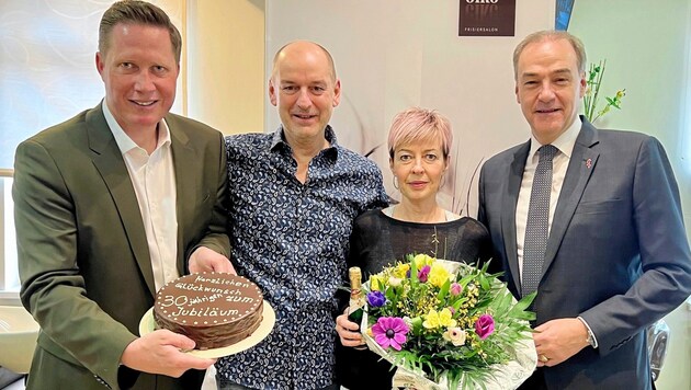 Provincial Councillor Leonhard Schneemann and Mayor Thomas Hoffmann congratulated hairdresser Elke Plank and her husband Werner with a cake and a bouquet of flowers. (Bild: Büro Schneemann)