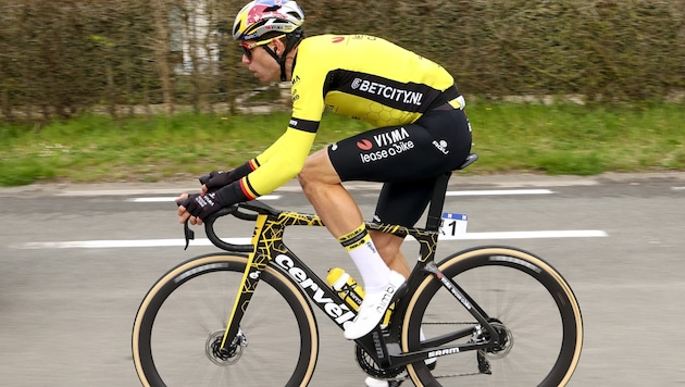 Cycling star Wout van Aert was injured in a mass crash on Wednesday. (Bild: AFP)