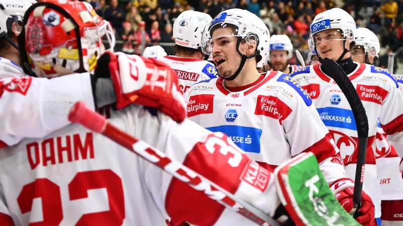 KAC-Stürmer Nikolaus Kraus (Mi.) hält bereits bei vier Toren in den Play-offs. (Bild: f. pessentheiner)