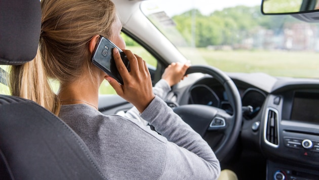 Making phone calls while driving will soon be significantly more expensive in Italy. (Bild: benjaminnolte - stock.adobe.com)