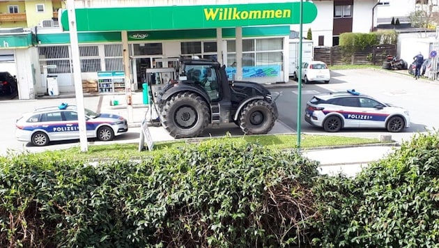 Bir tartışmanın ardından polis memurları traktör sürücüsünün anahtarlarını aldı. (Bild: zVg)