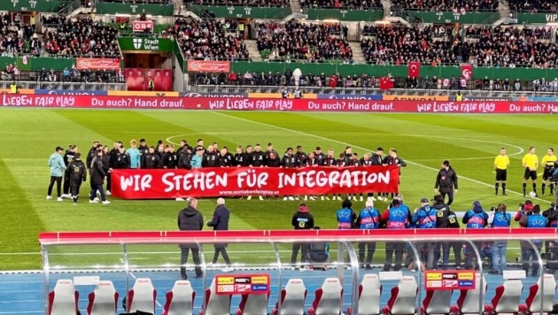 Vor und während des Länderspiels im Ernst-Happel-Stadion setzte die österreichische Mannschaft ein starkes Zeichen. (Bild: Karl Grammer)