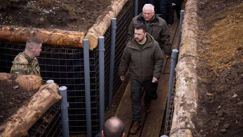 Selenskyj bei der Inspektion im Gebiet Sumy (Bild: APA/AFP/UKRAINIAN PRESIDENTIAL PRESS SERVICE/Handout)