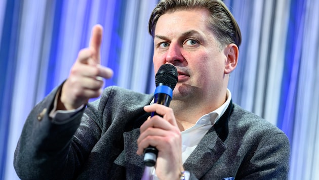 Maximilian Krah AfD-s politikus (az FPÖ februári bécsi rendezvényén) állítólag pénzt kapott a hálózattól, amit ő tagad. (Bild: APA/MAX SLOVENCIK)