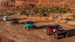 Vier Jeeps feiern ein Osterfest (Bild: Jeep)