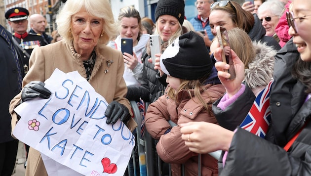Camilla királynő elfogadta a Kate hercegnőnek mielőbbi gyógyulást kívánó plakátokat. (Bild: APA/Chris Jackson/Pool via AP)